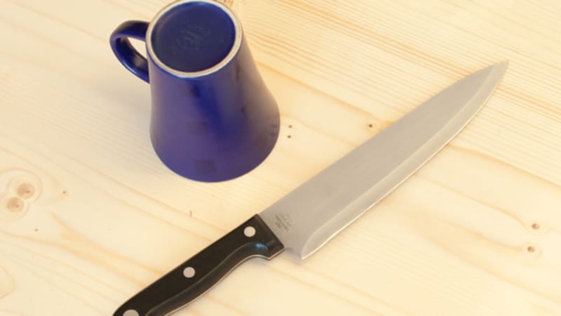 Jak rychle naostřit nůž, když nemáte po ruce brousek? Stačí keramický hrnek!