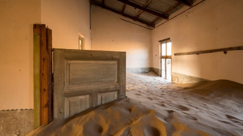 GALERIE: Dům v Namibii byl dříve plný diamantů. Dnes město duchů zasypala poušť