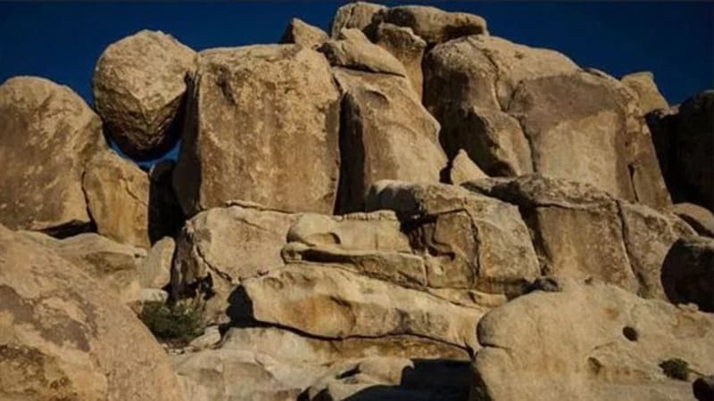 Hit internetu: Najdeš holčičku ukrytou ve skalách? Mává a má fialovou mikinu