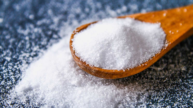 10 věcí, které doma zachráníte díky soli: Zvýrazní barvy, odstraní lupy a zbaví vás bolesti v krku