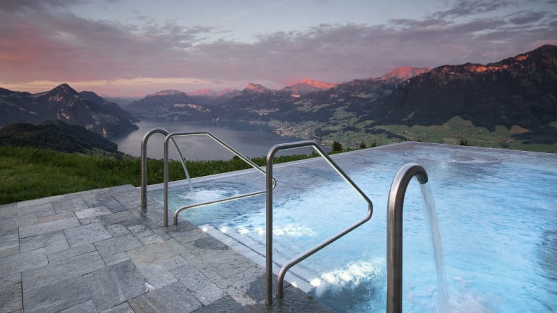 Z nejkrásnějšího bazénu na světě se vám otevře panorama švýcarských Alp