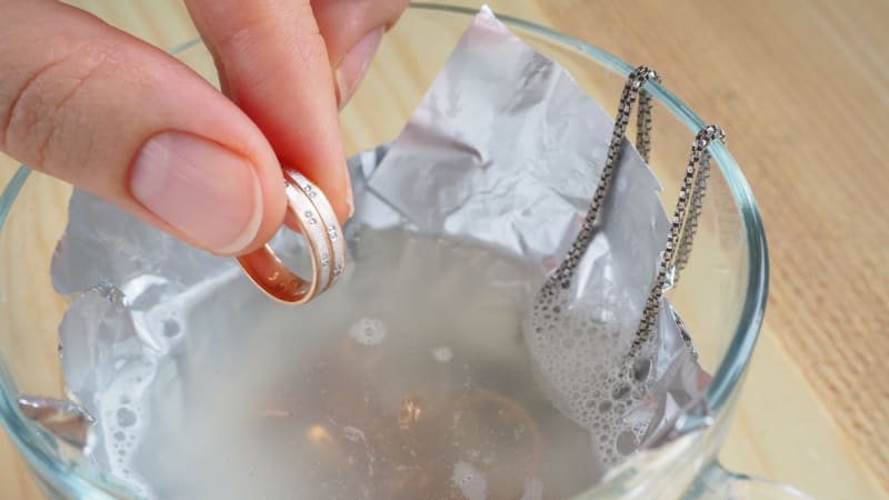 Jak vyčistit stříbrné a zlaté šperky doma? Zkuste jedlou sodu, ocet i citron