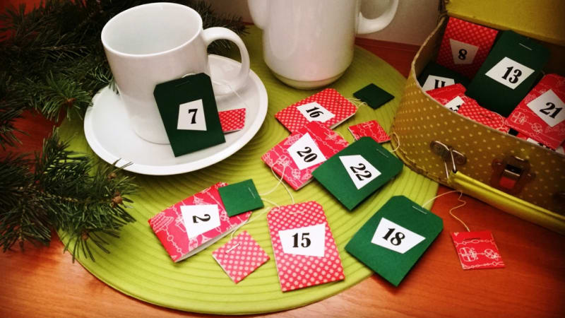 Adventní kalendář se sáčky čaje dokáže zpříjemnit čekání na Vánoce i dospělým