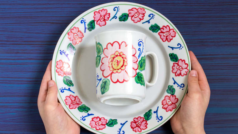 Malovaný porcelán: Ozdobte si porcelánovou soupravu vlastním květinovým motivem