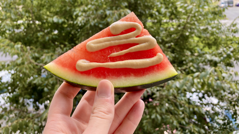 Lidé si dávají hořčici na meloun. Zachutnal by vám tenhle trend?