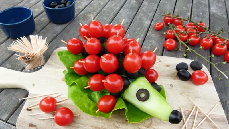 Ježek ze salátové okurky a cherry rajčátek potěší i zarputilé odmítače zeleniny