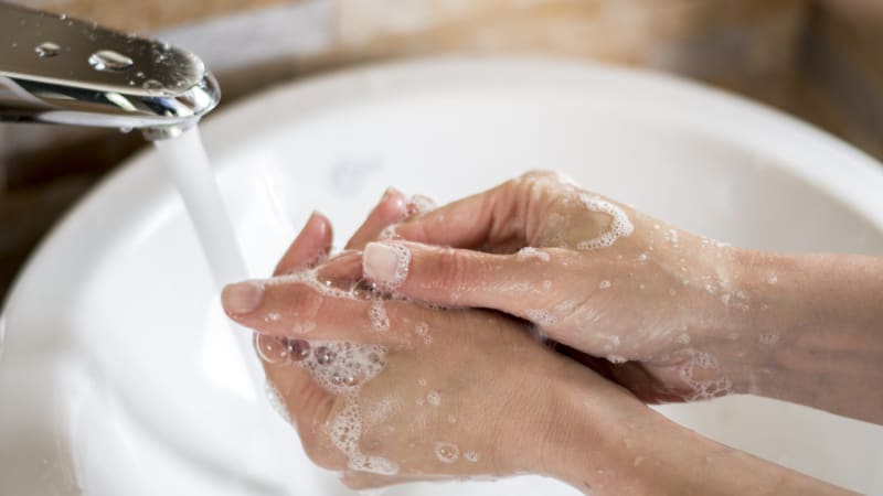 Bezdotykové mytí: Jak fungují vodovodní kohoutky na senzory? Plusy a minusy chytré sanitární elektroniky v domácnosti