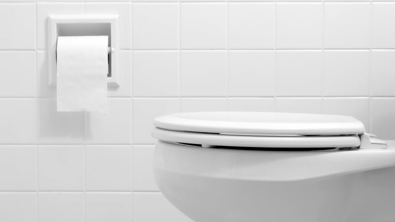 12 věcí, které přestaňte splachovat do záchodu. Tohle do toalety opravdu nepatří