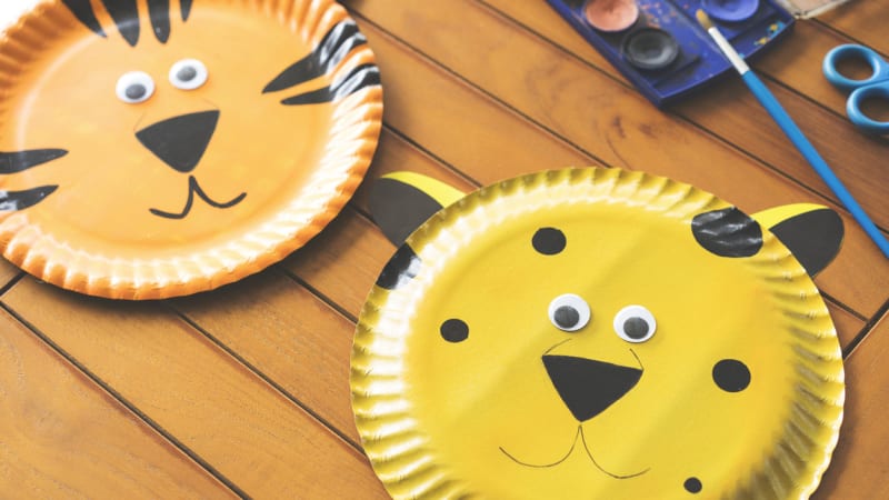 Papírové talíře využijte na tvoření s dětmi. Budou se hodit na veselé dekorace i karnevalové masky