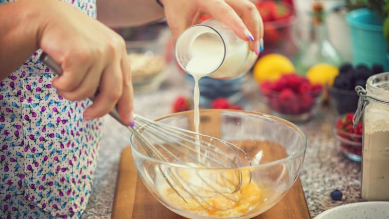 13 tipů, jak využít prošlé věci: Zkyslé mléko do buchet, Indulona na boty a majonéza na nerez