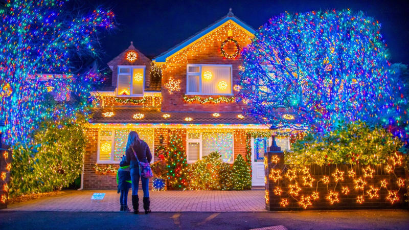 10 domů s nejšílenější vánoční výzdobou. Jsou tu tučňáci, obří věnce i nazdobené auto