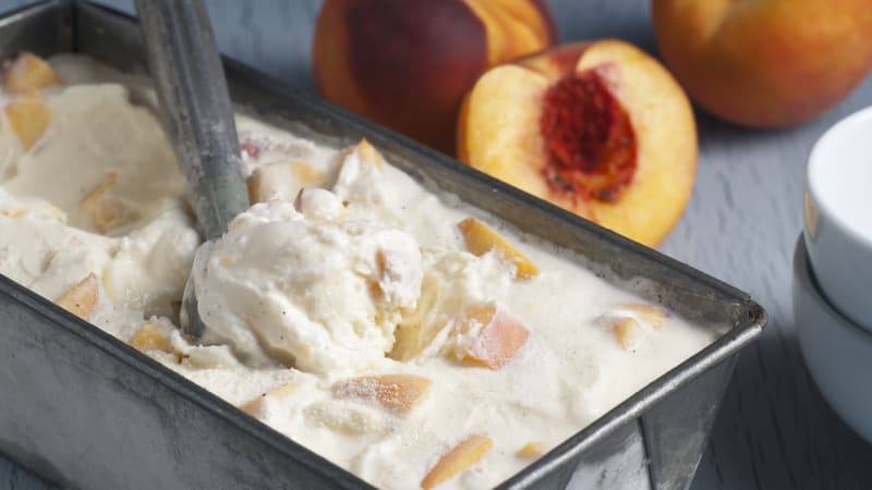 Vyrobte si skvělou jogurtovo-broskvovou zmrzlinu. Bude hotová za pár minut