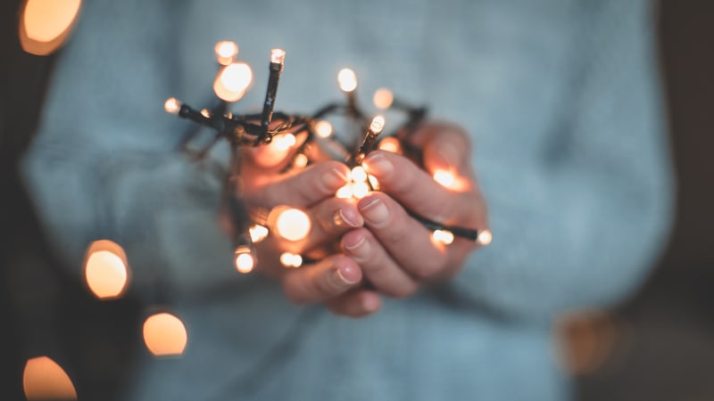 Jak správně navěsit světýlka na vánoční strom? Takhle se vám nezamotají