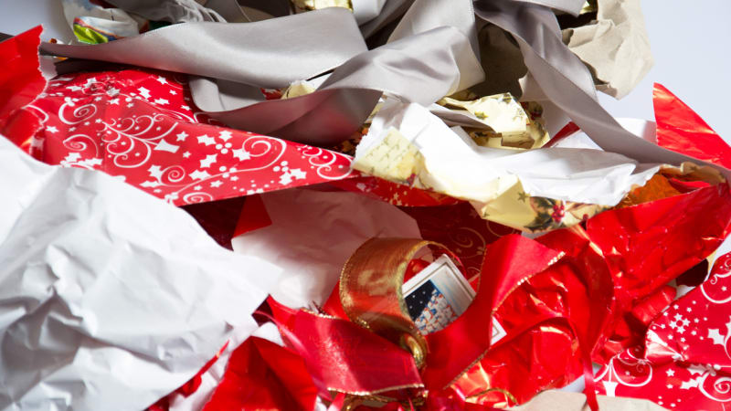Zbytky balícího papíru z dárků nemusí skončit v koši. 9 tipů, jak využít odstřižky i použitý papír
