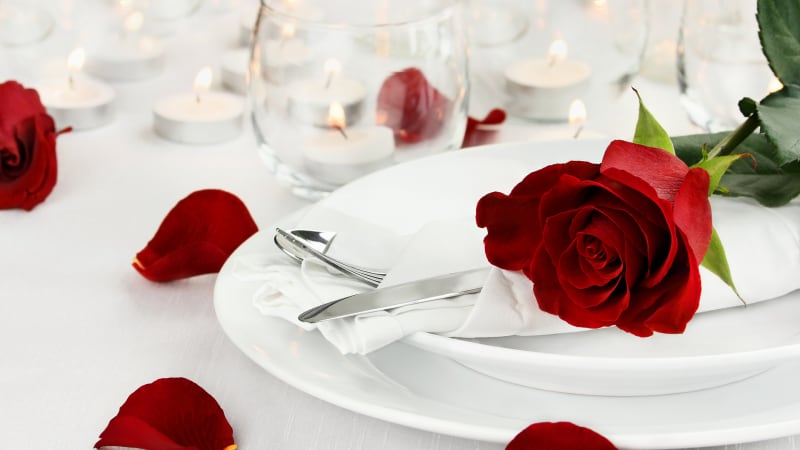 Romantická večeře ve dvou: Ohromte svou lásku dokonale prostřeným stolem