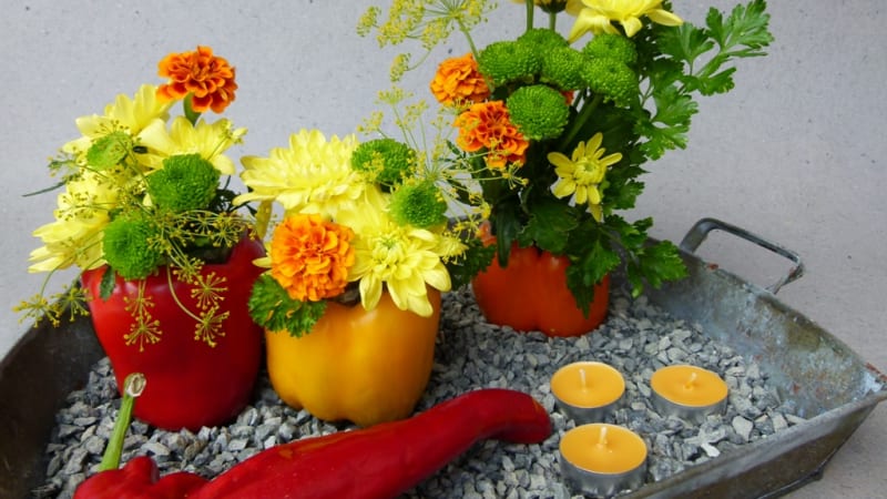 Vytvořte si na stůl dekoraci z chryzantém a paprik v zářivých barvách podzimu