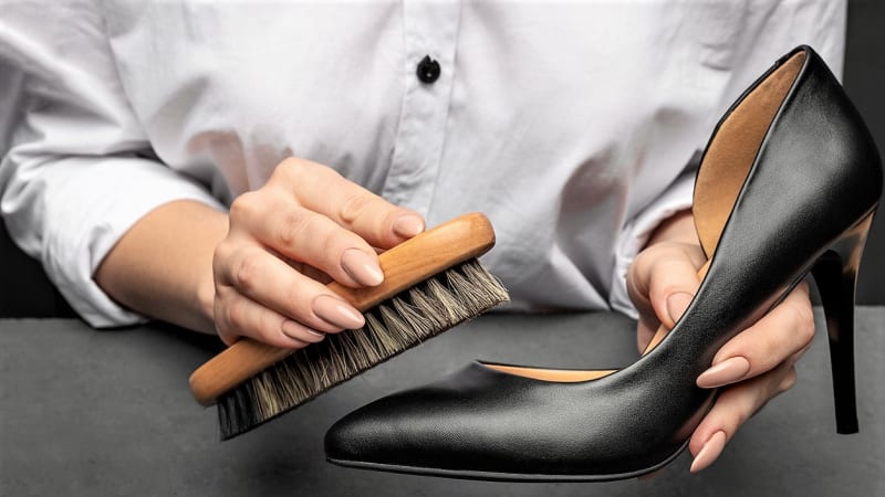 Jak vyčistit kožené boty? Na semišky použijte kůrku chleba, na hladkou kůži sádlo