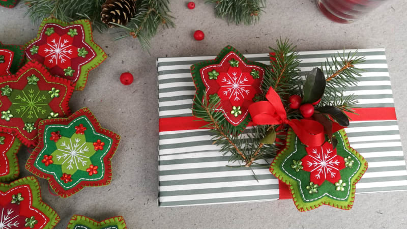 Vyšívané vánoční hvězdy z plsti ozdobí stromek i dárky