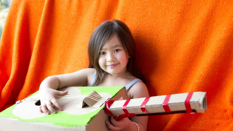 Jak doma vyrobit hudební nástroje? Z krabice uděláte kytaru a z plechovek bubny