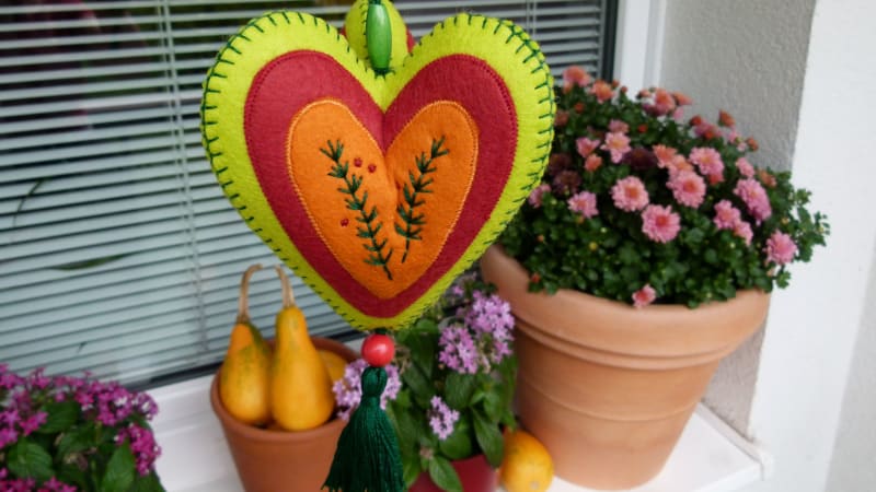 Vyšívané srdce v barvách podzimu: Závěsnou dekoraci z plsti zvládnou ušít i začátečníci