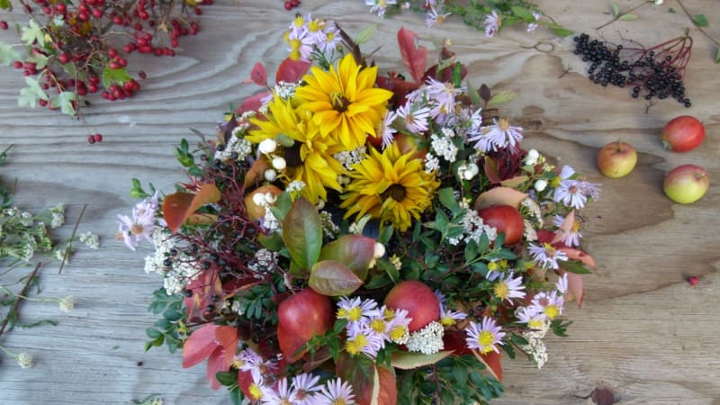 Udělejte si poslední podzimní věnec z květin, které se ještě nezalekly studeného počasí