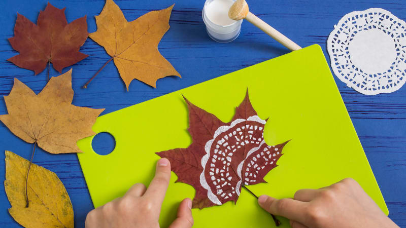 Podzimní listy zdobené motivem krajky: Vytvořte si jednoduchou dekoraci