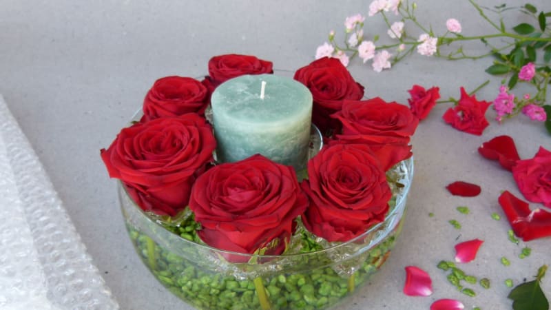 Valentýnský svícen z rudých růží: Překvapte svou lásku originální dekorací