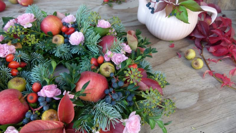 Věnec z darů podzimní přírody: Využijte poslední květy růží i barevné plody
