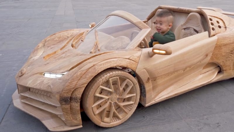 Táta vyrobil synovi dřevěnou repliku Bugatti, ve kterém jezdí Cristiano Ronaldo
