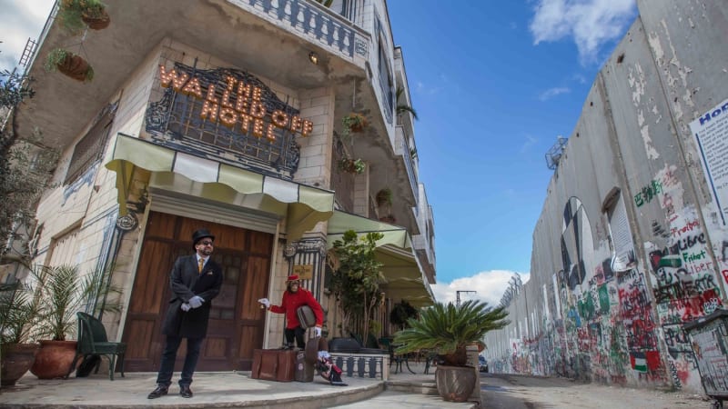 Umělec Banksy otevřel hotel s nejhorším výhledem na světě