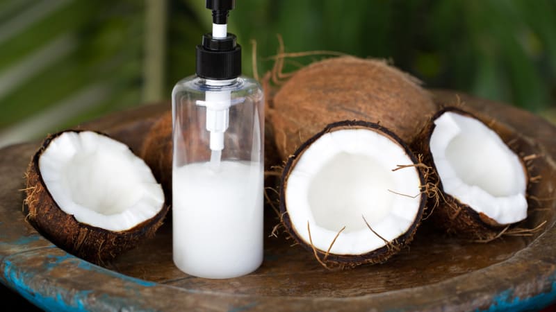 Kokosový olej skvěle nahradí drahou kosmetiku. 10 důvodů, proč ho musíte mít v koupelně