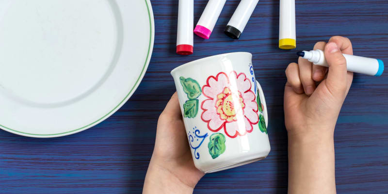 Ručně malovaný porcelán:  Domalujte květ a barvu nechte raději chvilku zaschnout, aby nedošlo k rozmazání motivu. 