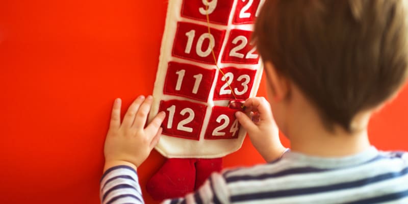 Adventní kalendář: Kalendář si můžete i ušít! Zvolte podobu praktického a efektního kapsáře, který zvládnete bez problémů z několika obdélníků červené a bílé plsťové látky. 