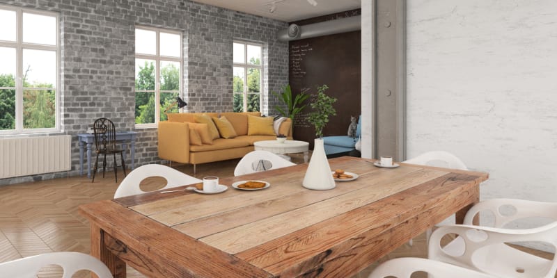 Dřevo kombinujte s bíle lakovaným nábytkem