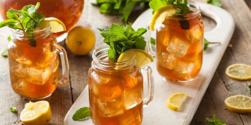 Mátová limonáda:  Využijte výraznou chuť máty pro skvělý ledový čaj inspirovaný marockým nápojem Tuarég.