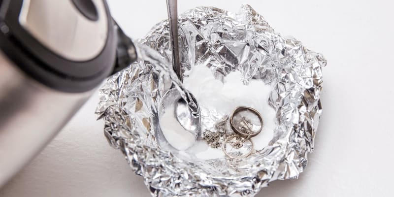 Údržba stříbrných šperků je o něco náročnější než zlatých, protože na vzduchu stříbro rychle oxiduje a černá, a tak stříbro musíte čistit častěji.