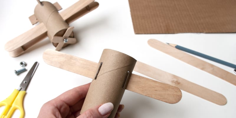 Postavte si s dětmi letadélko z papírových trubiček  3