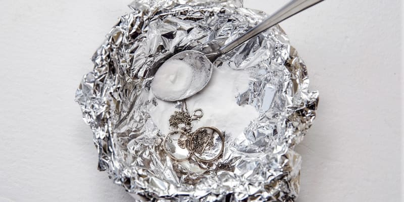 Pomocí jedlé sody můžete vrátit krásu svým stříbrným šperkům. Stačí, abyste nekovovou misku vyložili alobalem a naplnili ji vodou ohřátou na asi 80 °C, ve které jste předtím promíchali 1 lžíci jedlé sody. 