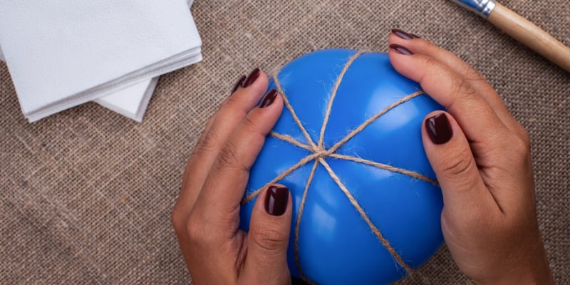 Jak vyrobit dekorační dýni z nafukovacího balonku 2