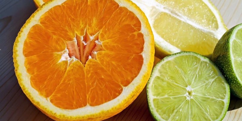 Citrusový repelent uchováváme v lednici  Aplikujeme na tělo i oblečení, nejpozději po dvou hodinách opakujeme. Vyrobíme si ho ze směsi pomerančů, citronů, limetek, grepů i mandarinek.