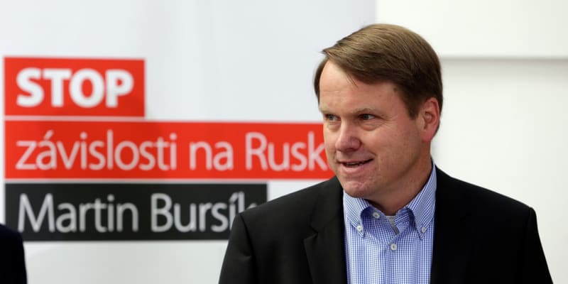 Bývalý ministr životního prostředí a expředseda Zelených Martin Bursík si v kampani vypůjčil slogan od skupiny Katapult.