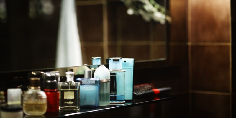 Ani parfémy nepatří do koupelny.  Teplo a vlhkost urychluje proces oxidace a způsobí, že se vaše vůně rychleji kazí. 