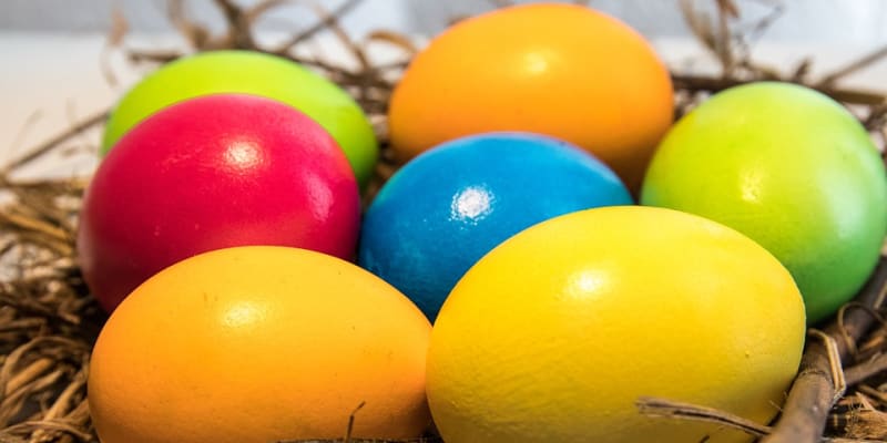 Velikonoční kraslice jsou plné jásavých barev. Pokud vejce obarvíte přírodní cestou, nebudou mít nikdy barvy tak syté a zářivé, jako kdybyste je barvily kupovanými barvami.