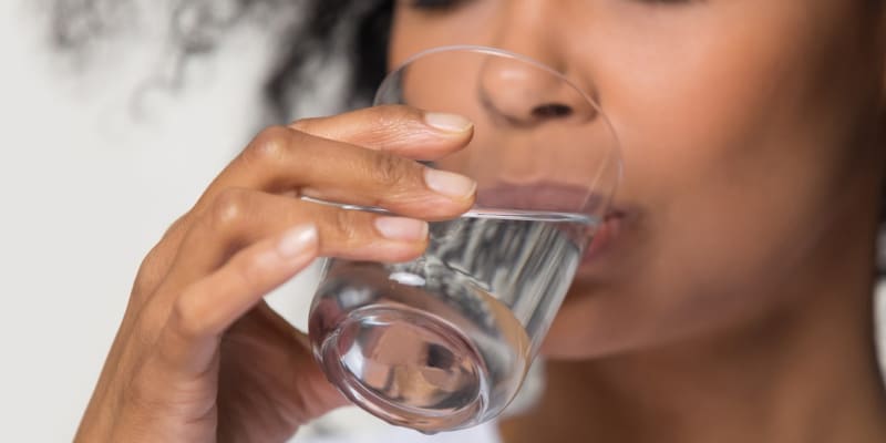 Pít vodu na sílu pro zdraví určitě nemusíte.