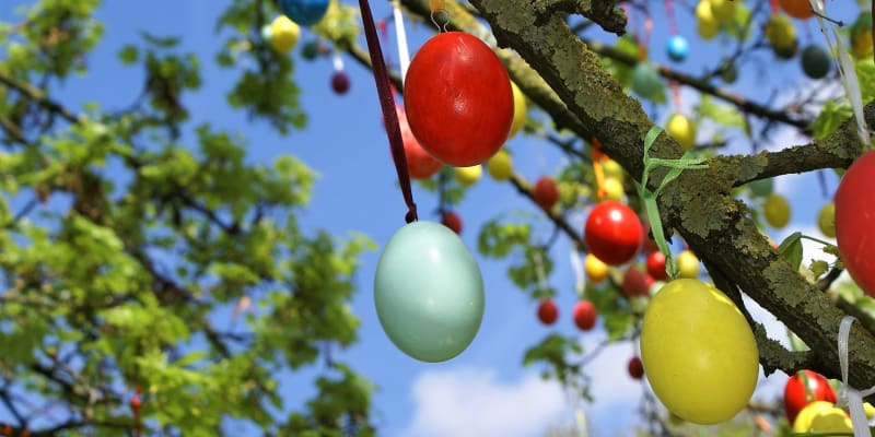 Velikonoční výzdoba zahrady by měla být co nejpřirozenější a nejvkusnější. 