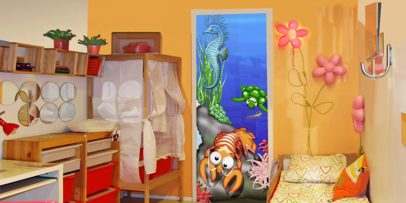 Dětský pokoj můžete bez obav vyzdobit celoskleněnými dveřmi s hravými dětskými motivy. To je možné díky Grafosklu, které vzniká laminací kaleného skla libovolným dekorem.