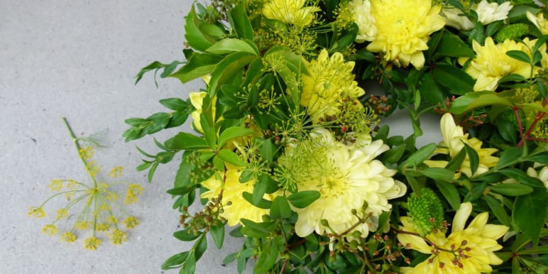 Sváteční věnec ze žlutých chryzantém: Kombinace vůně kopru a chryzantém je nevšední a krásná