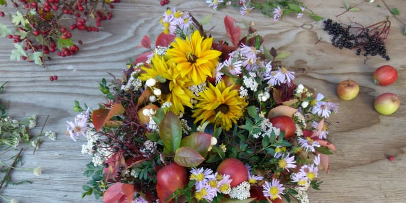 Poslední podzimní věnec je nádherná barevná dekoraec na stůl.