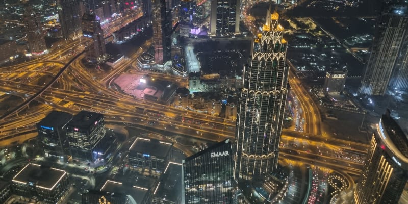 Výhled z nejvyšší budovy světa Burdž Chalífa na večerní Dubaj