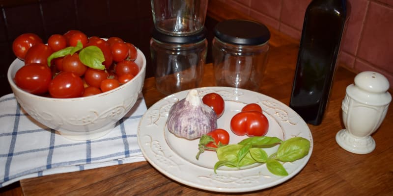 Sušená rajčátka s česnekem a bazalkou 2
